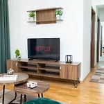 Two-bedroom Near Center With Private Parking 스코페