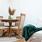 Two-bedroom Near Center With Private Parking 아파트 스코페