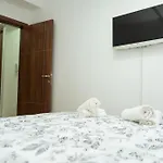 Two-bedroom Near Center With Private Parking 스코페