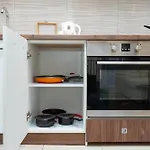 Two-bedroom Near Center With Private Parking 아파트 *