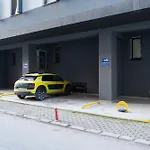 Two-bedroom Near Center With Private Parking *