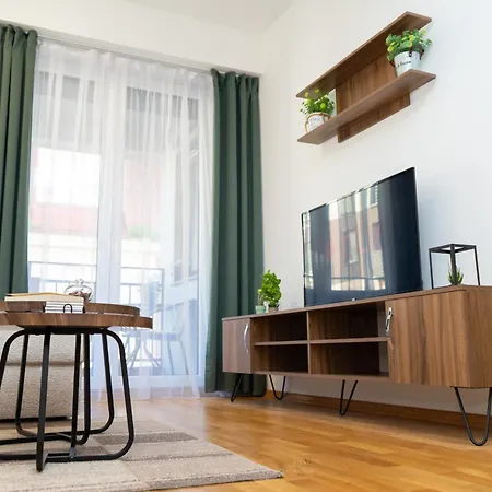 Appartement Two-bedroom Near Center With Private Parking *