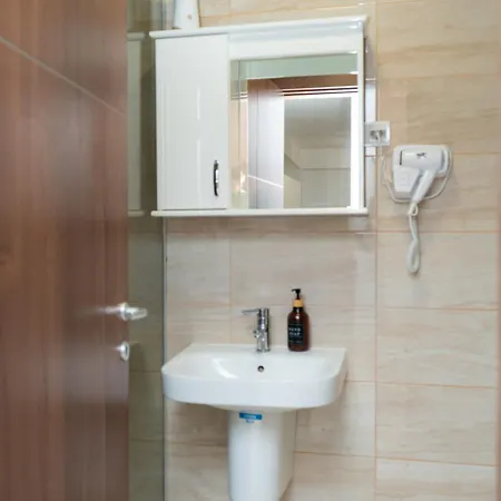 Appartement Two-bedroom Near Center With Private Parking *