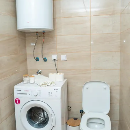 Appartement Two-bedroom Near Center With Private Parking *