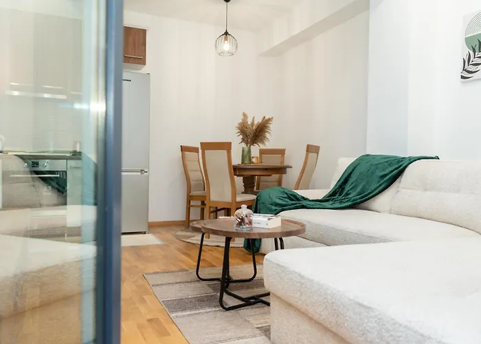 Two-bedroom Near Center With Private Parking *